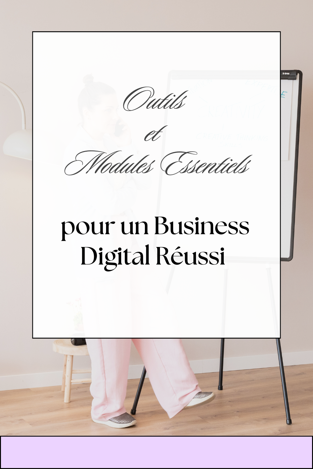 Femme en tenue professionnelle tenant un téléphone, avec un tableau blanc derrière elle, illustrant la planification stratégique et les outils essentiels pour un business digital réussi.