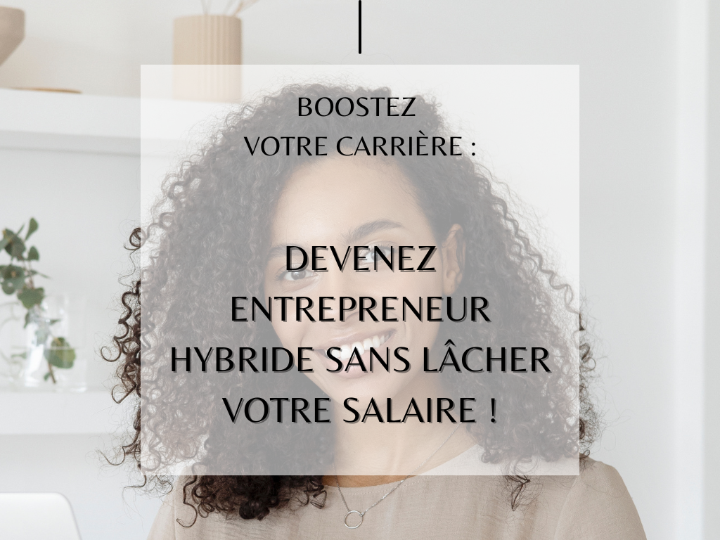 Une femme souriante avec des cheveux bouclés travaille sur un ordinateur portable dans un bureau moderne et minimaliste, avec des plantes décoratives en arrière-plan.