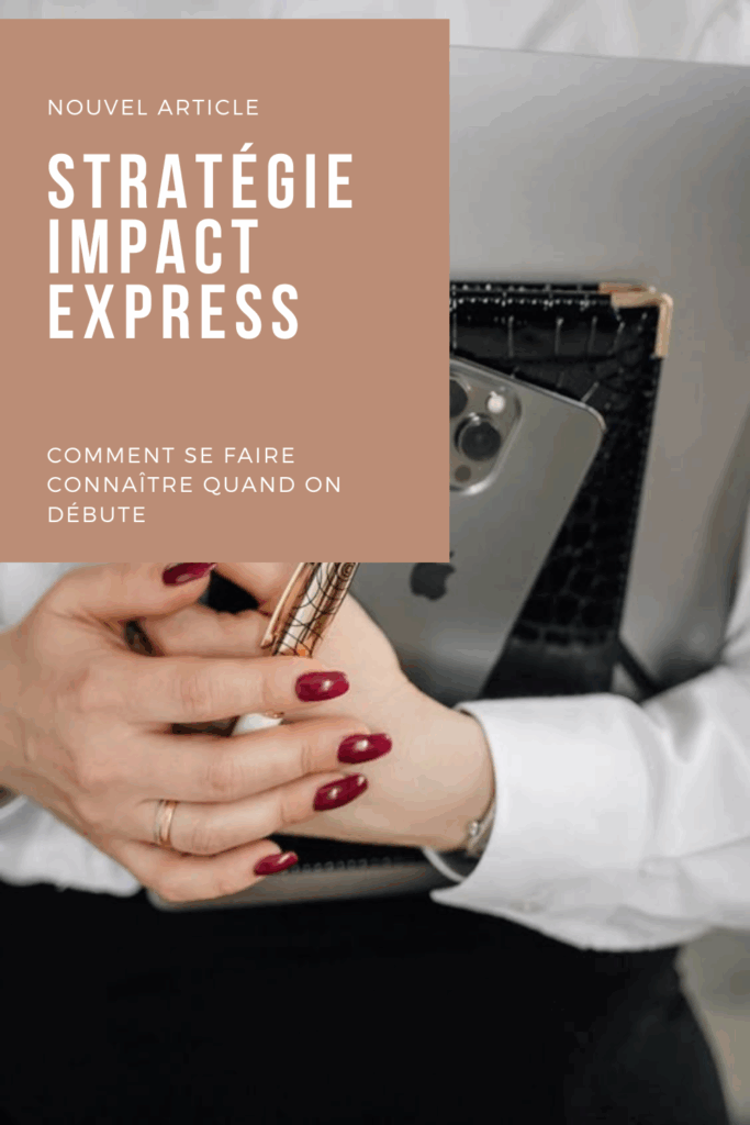 Stratégie Impact Express : comment se faire connaître quand on débute – visuel d'article avec une femme tenant un stylo et un iPhone sur un ordinateur portable